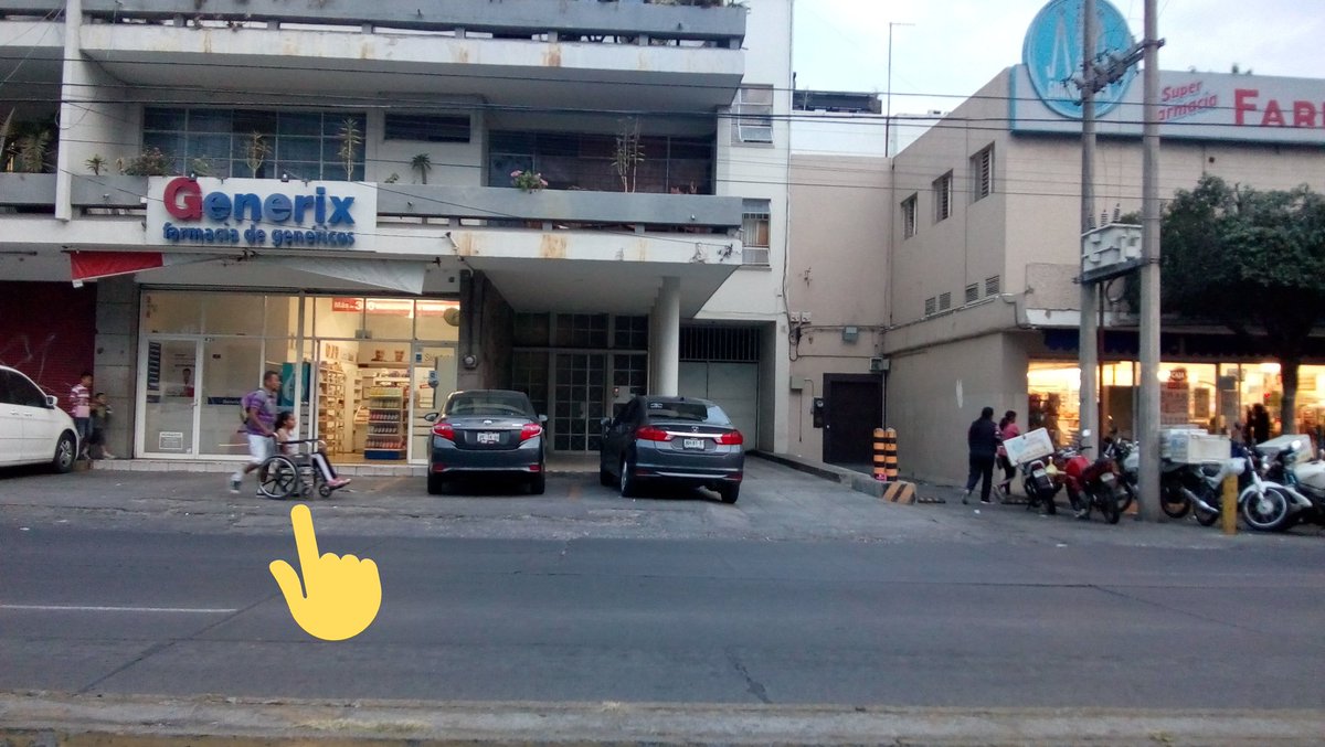 PoderAG_Jal's tweet image. - Vamos por la banqueta?
- Si, pero vamos por la "banqueta interna" de @FarmaciaGDL ..... sorpresa al dar la vuelta, topas con pared, no hay forma de seguir transitando.
Ah! Pero los kioskos de revistas son intocables.
Verdad @GdlMovilidad @GuadalajaraGob
@AGUSMARTE
