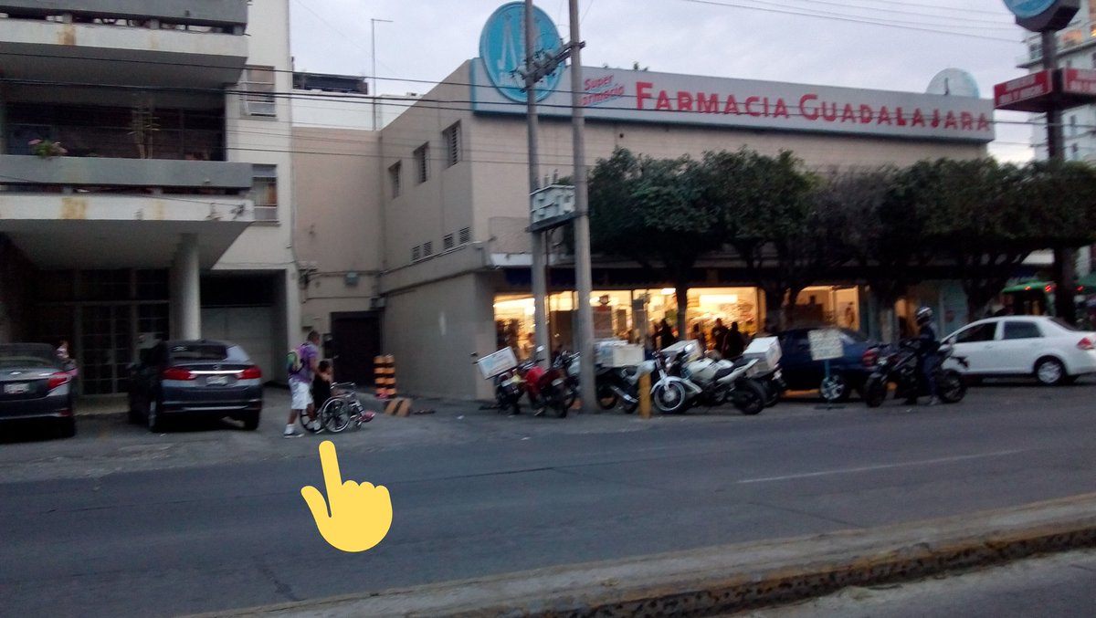 PoderAG_Jal's tweet image. - Vamos por la banqueta?
- Si, pero vamos por la "banqueta interna" de @FarmaciaGDL ..... sorpresa al dar la vuelta, topas con pared, no hay forma de seguir transitando.
Ah! Pero los kioskos de revistas son intocables.
Verdad @GdlMovilidad @GuadalajaraGob
@AGUSMARTE