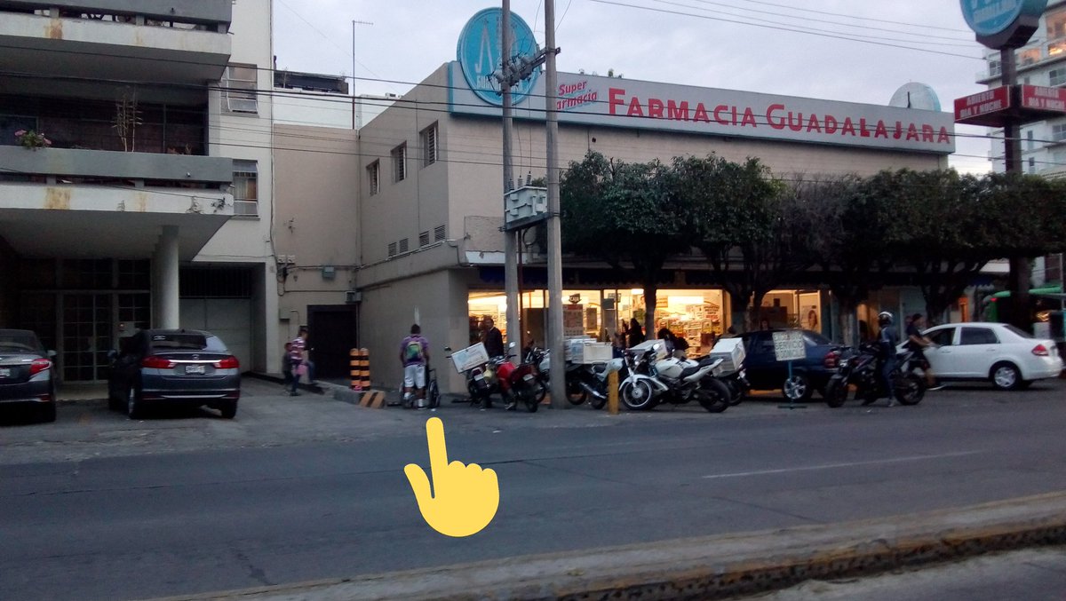 PoderAG_Jal's tweet image. - Vamos por la banqueta?
- Si, pero vamos por la "banqueta interna" de @FarmaciaGDL ..... sorpresa al dar la vuelta, topas con pared, no hay forma de seguir transitando.
Ah! Pero los kioskos de revistas son intocables.
Verdad @GdlMovilidad @GuadalajaraGob
@AGUSMARTE