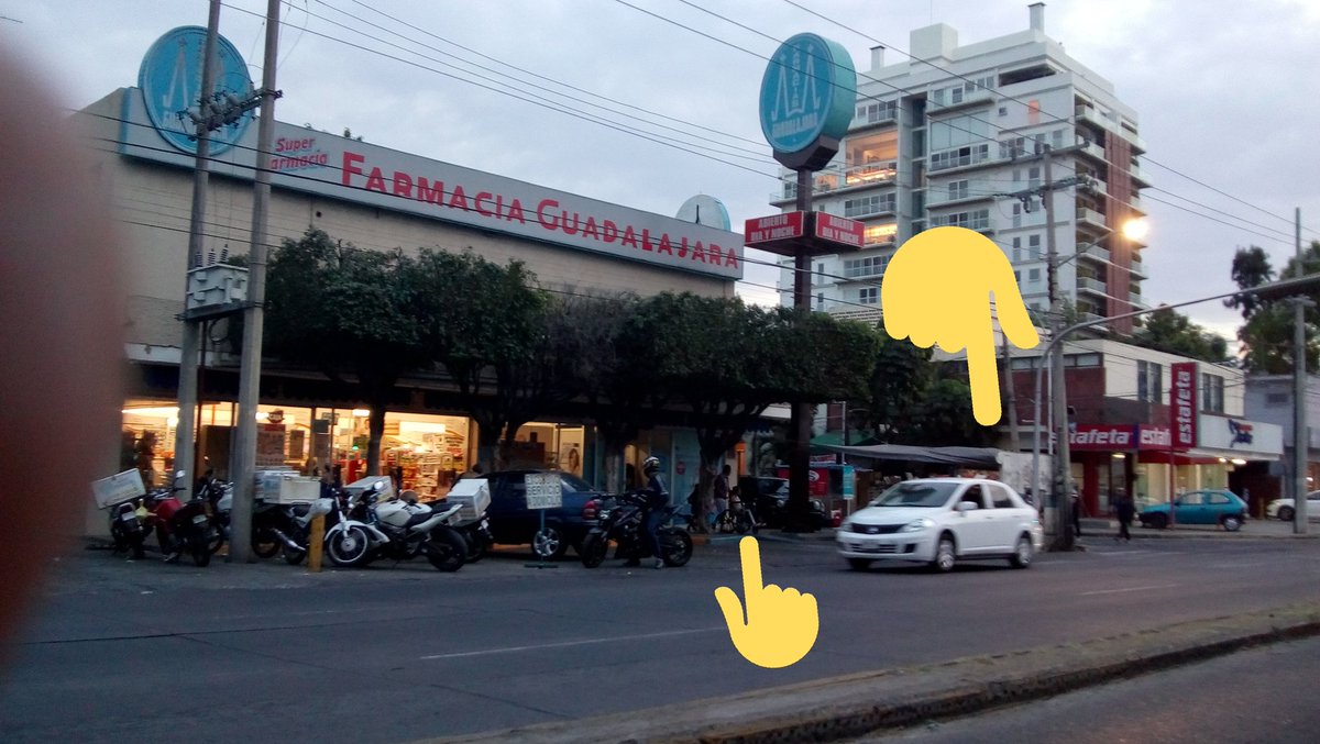 PoderAG_Jal's tweet image. - Vamos por la banqueta?
- Si, pero vamos por la "banqueta interna" de @FarmaciaGDL ..... sorpresa al dar la vuelta, topas con pared, no hay forma de seguir transitando.
Ah! Pero los kioskos de revistas son intocables.
Verdad @GdlMovilidad @GuadalajaraGob
@AGUSMARTE