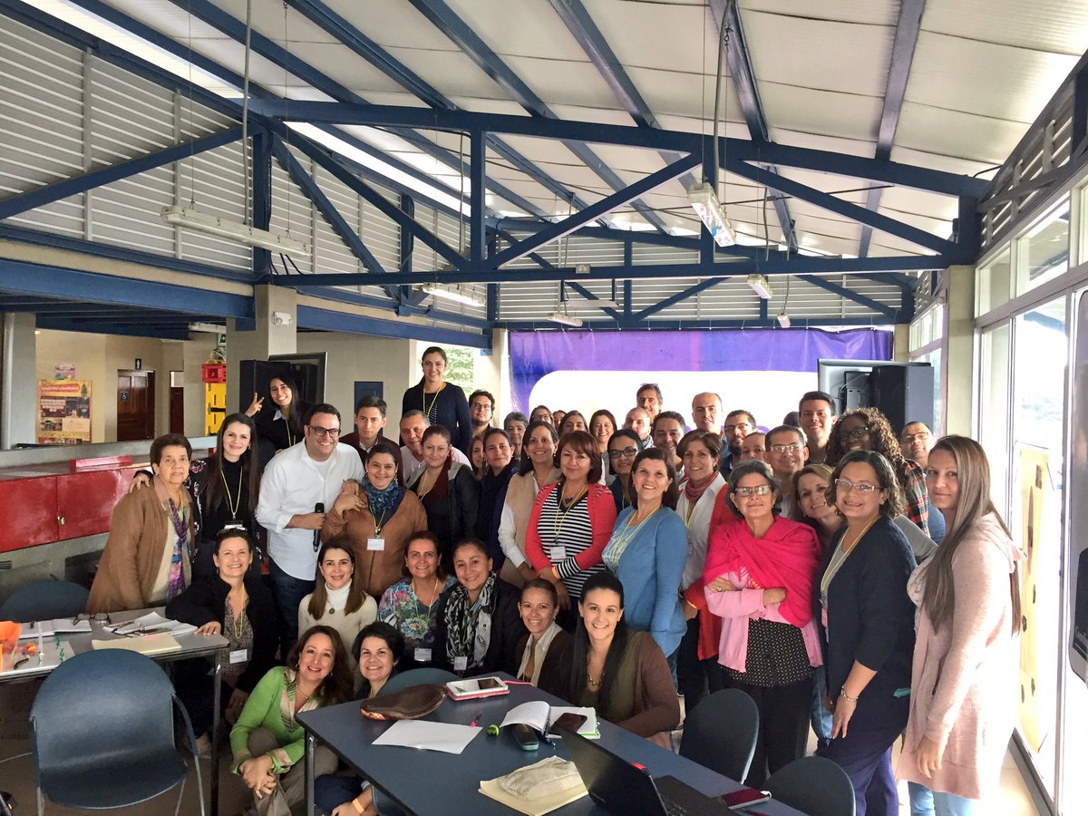 FernandoBoillos's tweet photo. En Costa Rica con #aulaspro con los mejores directores de centros del país 🇨🇷 en una ponencia sobre Marketing Educativo @EscolapiosSoria https://t.co/ZoY2gdhsXc