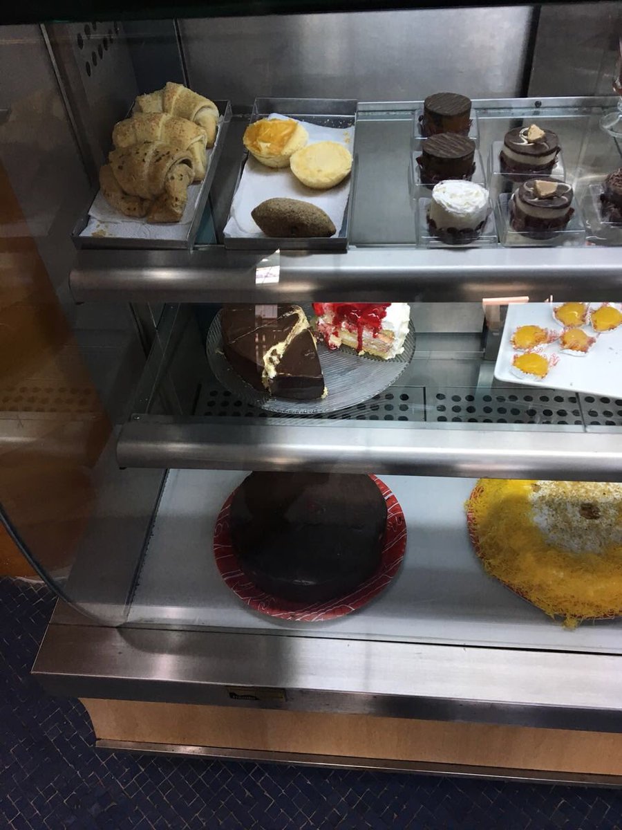 barrapointrj's tweet photo. Difícil olhar essa foto e não ter vontade de comer tudo, não é? A Emporio Deli tem uma variedade de tortas para deixar todo mundo com água na boca! Conheça todos os sabores e se apaixone! https://t.co/op6KCrnOio