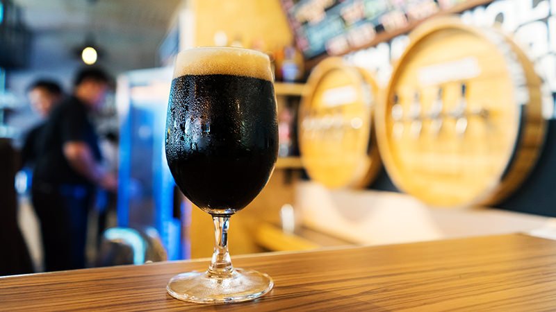 No one to cuddle with this winter? ow.ly/8uEW30hC1VS Dont worry these porters and stouts will keep you warm via <a href="/VinePair/">VinePair</a>