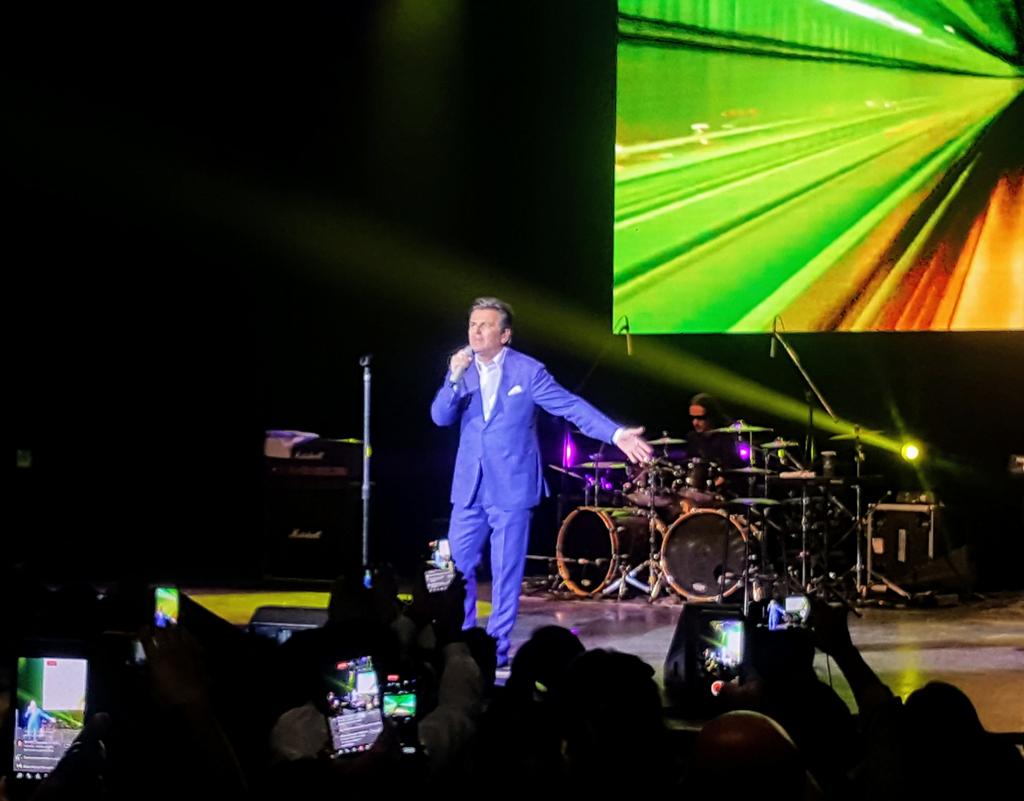 mkgallicchio's tweet photo. INCREIBLE @ThomasAndersGoM en @teatrogranrex #ModernTalking #Argentina #ItaloDisco @lolabarredo @Lolcomunicacion @marioverondj @bbsanzo @capoferraro @AlePontLezica @R80fm @Disco_Italo @ModernTalking_ @moderntalkingcl @ModernTalkingRu @ModernTaIking https://t.co/EQ9AA617FC