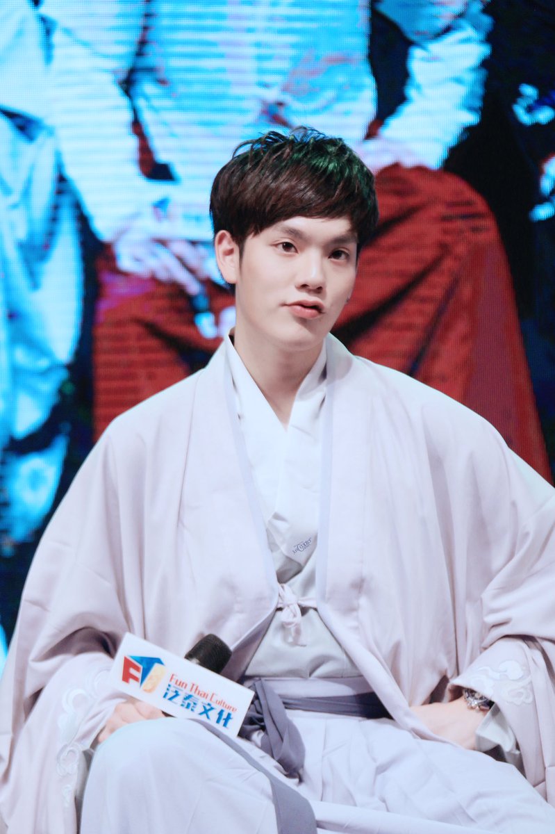 CcopterChinaFC's tweet image. 180106  copter  深圳FM独家高清图
翩翩佳公子，心古韵不俗。（可是最后一张，就很可爱了😂

#พี่เตอร์สินกำ 
#1stHBDpartyPterSilKam