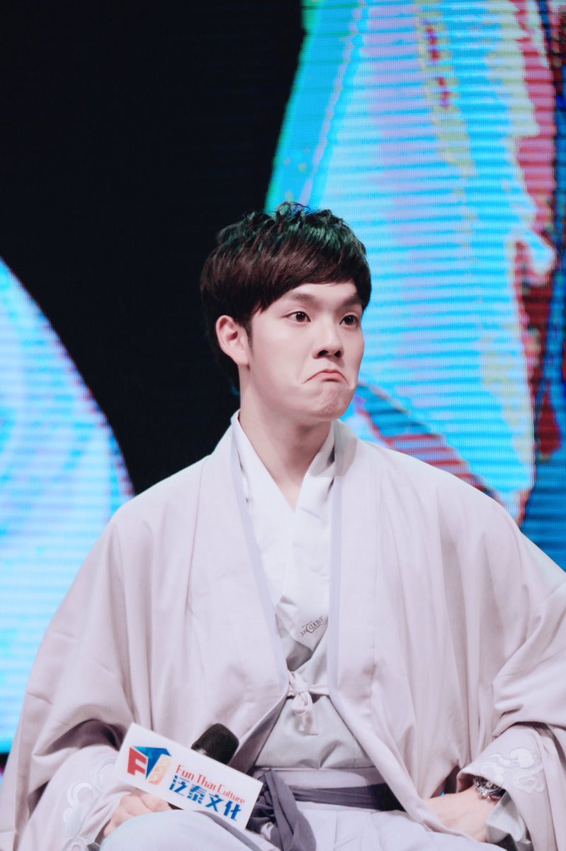 CcopterChinaFC's tweet image. 180106  copter  深圳FM独家高清图
翩翩佳公子，心古韵不俗。（可是最后一张，就很可爱了😂

#พี่เตอร์สินกำ 
#1stHBDpartyPterSilKam