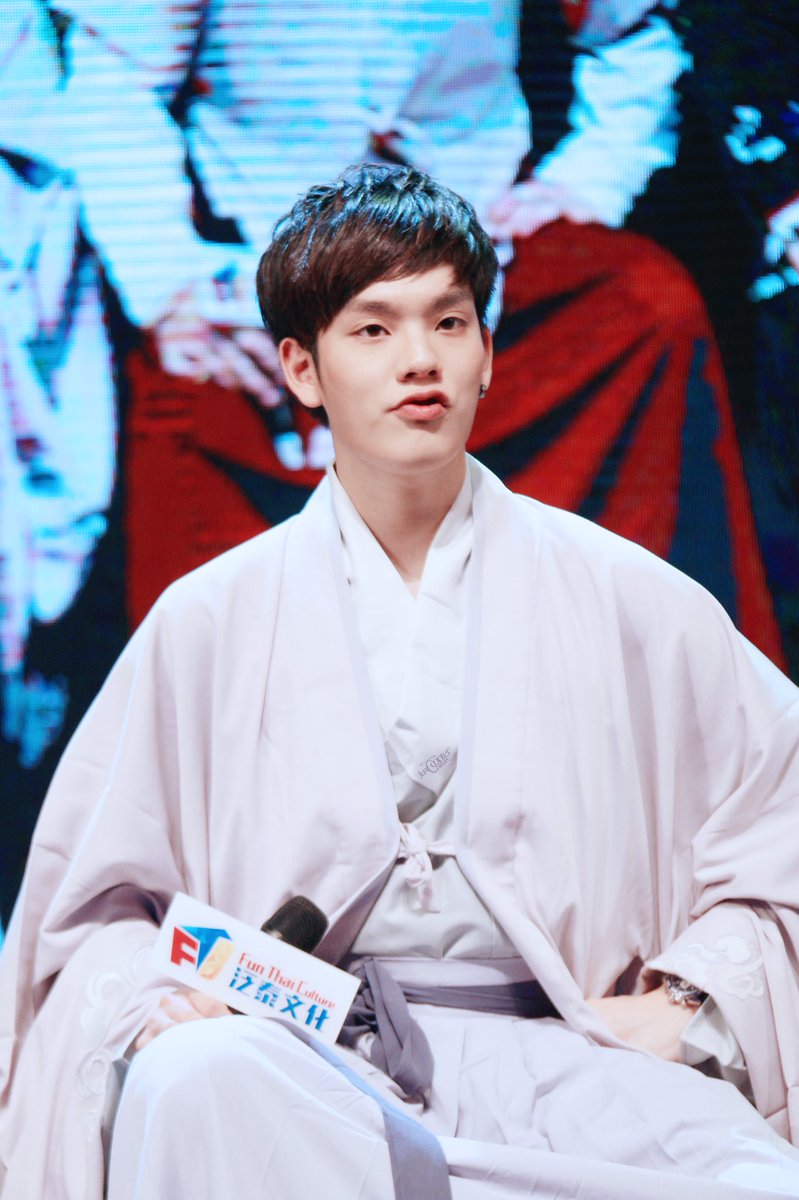 CcopterChinaFC's tweet image. 180106  copter  深圳FM独家高清图
翩翩佳公子，心古韵不俗。（可是最后一张，就很可爱了😂

#พี่เตอร์สินกำ 
#1stHBDpartyPterSilKam