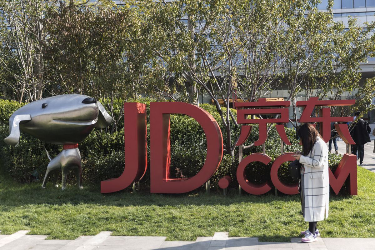 China's JD.com is in talks to sell a logistics stake to Tencent and plans to make its U.S. debut bloom.bg/2rGuxdf