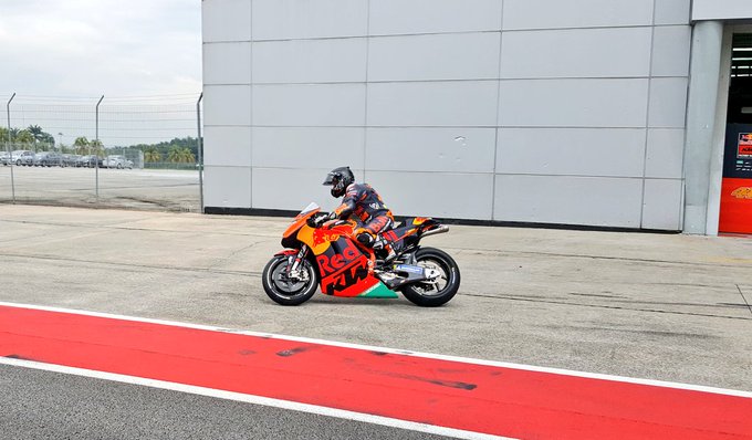 Lihat gambar di Twitter