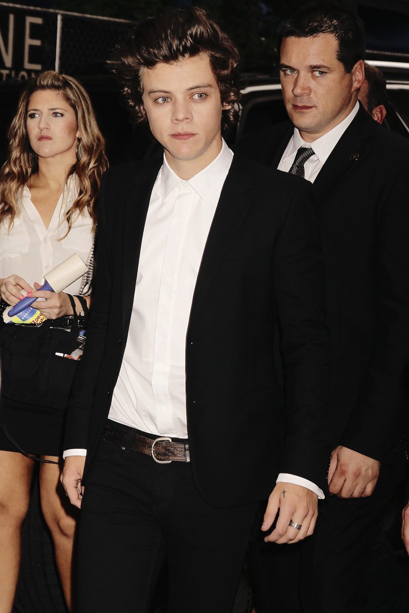 fooltxcry's tweet image. Dije "tus ojos tienen la tristeza de la luna y yo soy un poeta sin fortuna". 
Deja que te explique que yo ya no tengo cura, diles que cuando muera quiero que me entierren en tu cintura.