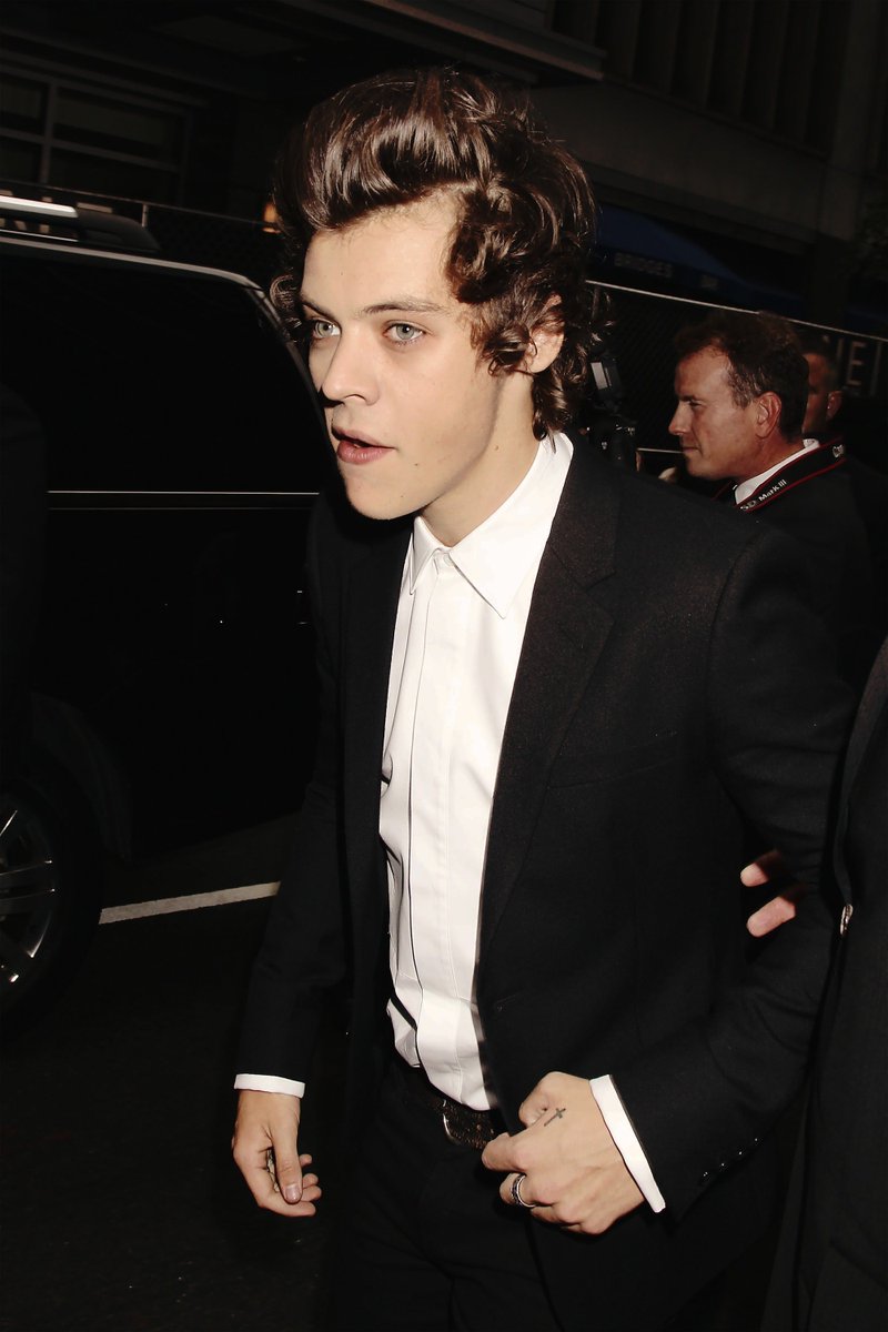 fooltxcry's tweet image. Dije "tus ojos tienen la tristeza de la luna y yo soy un poeta sin fortuna". 
Deja que te explique que yo ya no tengo cura, diles que cuando muera quiero que me entierren en tu cintura.