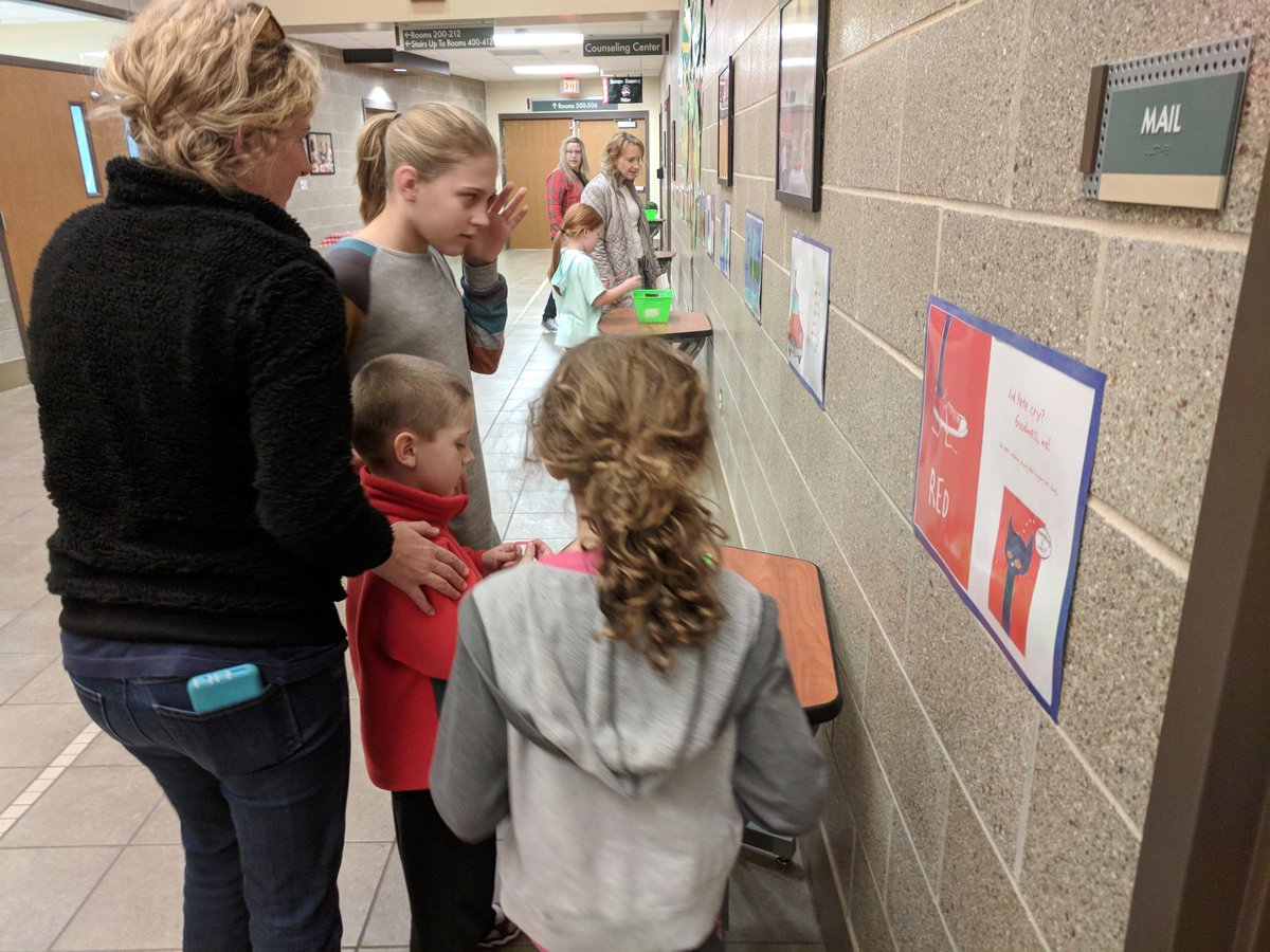 buchelem's tweet photo. Take a book walk with Pete the Cat and make a bracelet as you go! #BEmath&reading night @buchelem #wearebranson https://t.co/aXbgj5txlV
