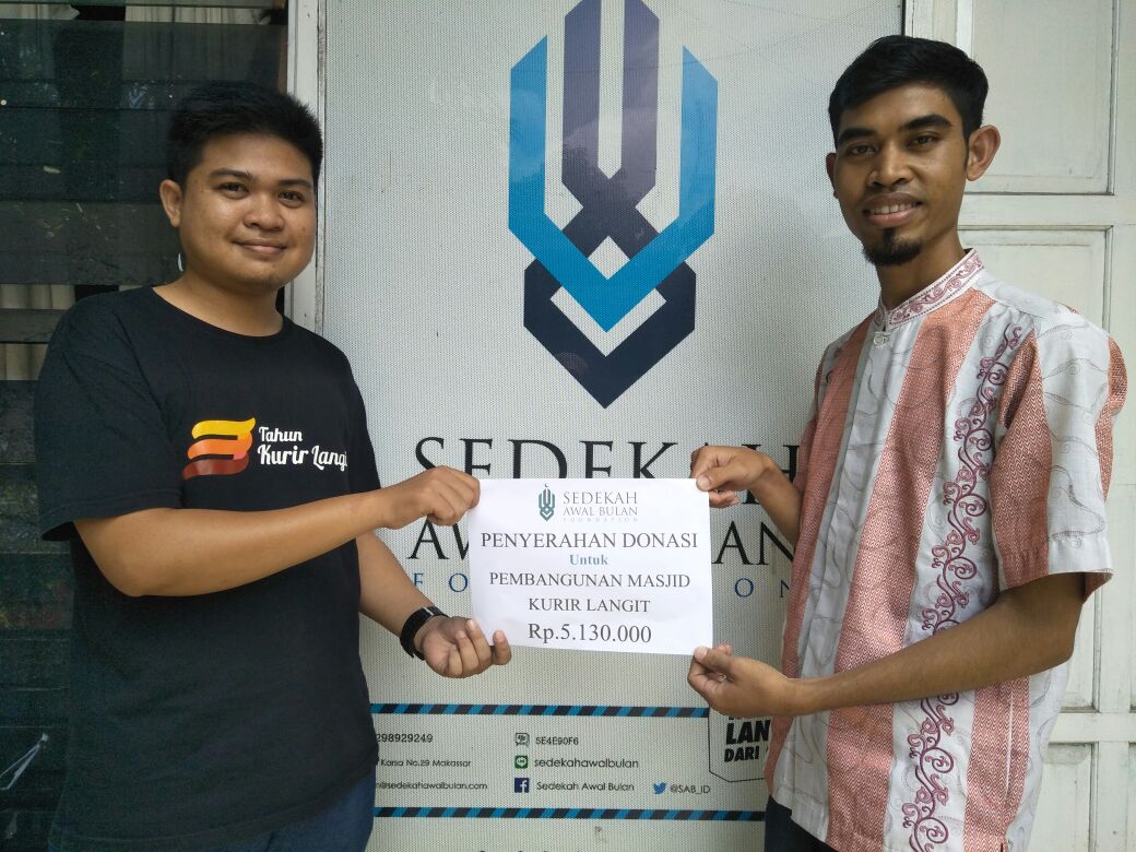 Penyerahan donasi kepada pengurus Yayasan Kurir Langit dalam Program "Bantu Bangun Masjid Multifungsi" Sebesar Rp.5.130.000. Semoga Berkah😇
