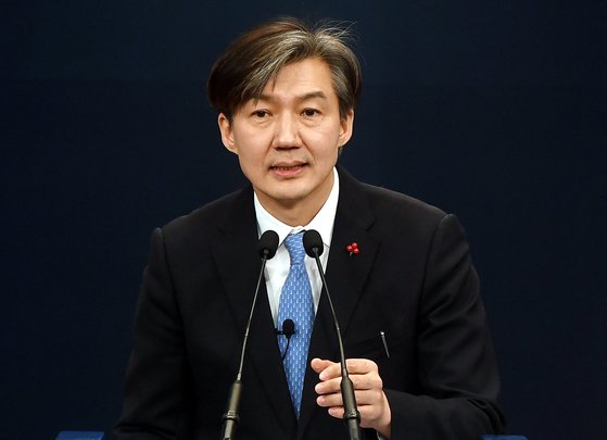 조국
민정수석, 우병우 빗대…"내가 그처럼 하면 문제 안 되나"

'사법부 블랙리스트' 의혹 사건 의미 축소하려는 야권 비판

“조사위가
 공개한 문건이
 문제가 되지 않는다”는 야당 주장 역설적으로 반박

━ “내가 (우병우처럼) 해도 문제 삼지 않을 건가” 

v.media.daum.net/v/201801261105…