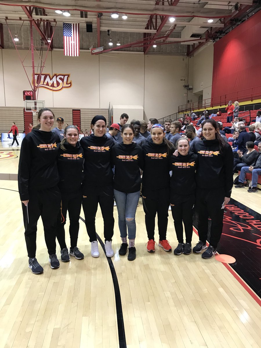 UMSLWBB's tweet photo. Winning on the floor and in the classroom! Congrats ladies! #academicappreciation https://t.co/9M6PmQEeM4