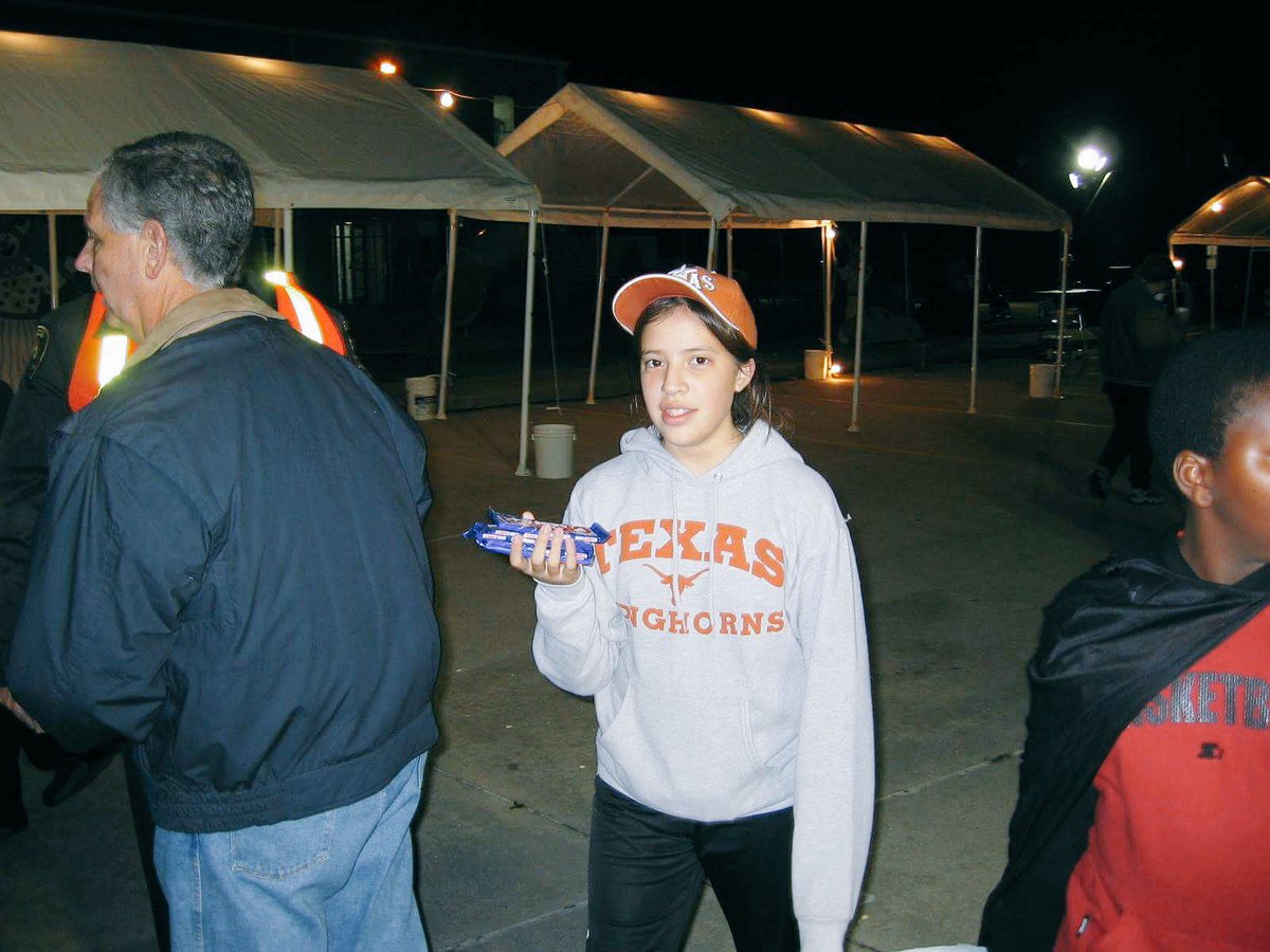 ohmilentas's tweet photo. (someone posted this photo of me on fb today and didn’t tag me in it🤷🏻♀️)
back in my prime \m/ #hookem #crunchbars https://t.co/qwdxJO8bDO