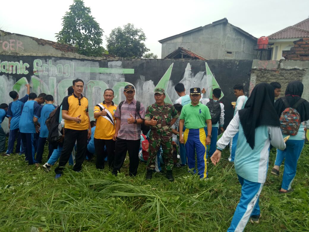CibarusahPolsek's tweet photo. Muspika Cibarusah bersama perwakilan pelajar SMK se Kecamatan Cibarusah bekerja bersama dan sama-sama bekerja membersihkan hasil kreatifitas/mural pelajar yang tidak pas pada tempatnya.  dibawah bimbingan guru-guru bidang kesiswaannya dan Muspika Cibarusah. Jumat 22/01/2018. https://t.co/AvozVkcnfI