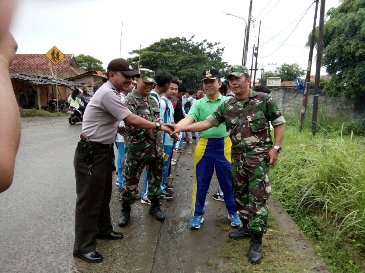 CibarusahPolsek's tweet photo. Muspika Cibarusah bersama perwakilan pelajar SMK se Kecamatan Cibarusah bekerja bersama dan sama-sama bekerja membersihkan hasil kreatifitas/mural pelajar yang tidak pas pada tempatnya.  dibawah bimbingan guru-guru bidang kesiswaannya dan Muspika Cibarusah. Jumat 22/01/2018. https://t.co/AvozVkcnfI