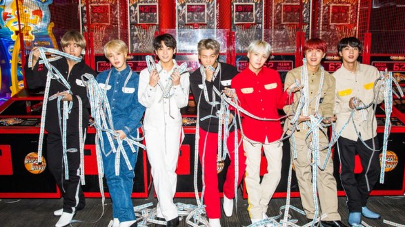 soompi's tweet photo. WATCH: #BTS Tours LA And Rocks Out In Their First Party Bus Ride Ever https://t.co/0xOcIIxyln https://t.co/cSBXKVqQHN
