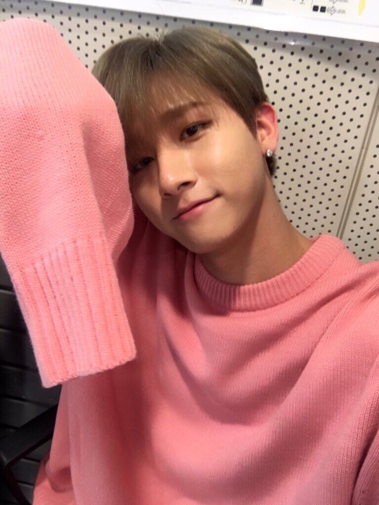 kirakirakihyun's tweet photo. #HAPPYIMDAY
#IMWOLFDAY
#IMDAY0126
チャンギュンセンイルチュッカヘ💓いつも可愛い行動と4次元な発言愛してます💕低音ラップでいつも耳を溶かしてくれてありがとう🤤表情のエロさとかプロフェッショナルな感じマンネには見えないけど一番マンネらしく頑張ってね♪ https://t.co/mFTFWcjsBW