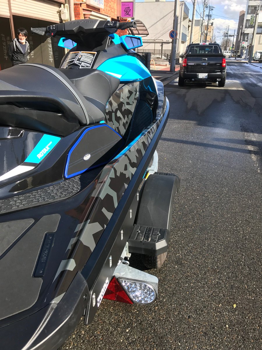 Art Bomb 24日 水上バイクsea Dooにグレー系迷彩カラーでの施工でした カッコイイですね