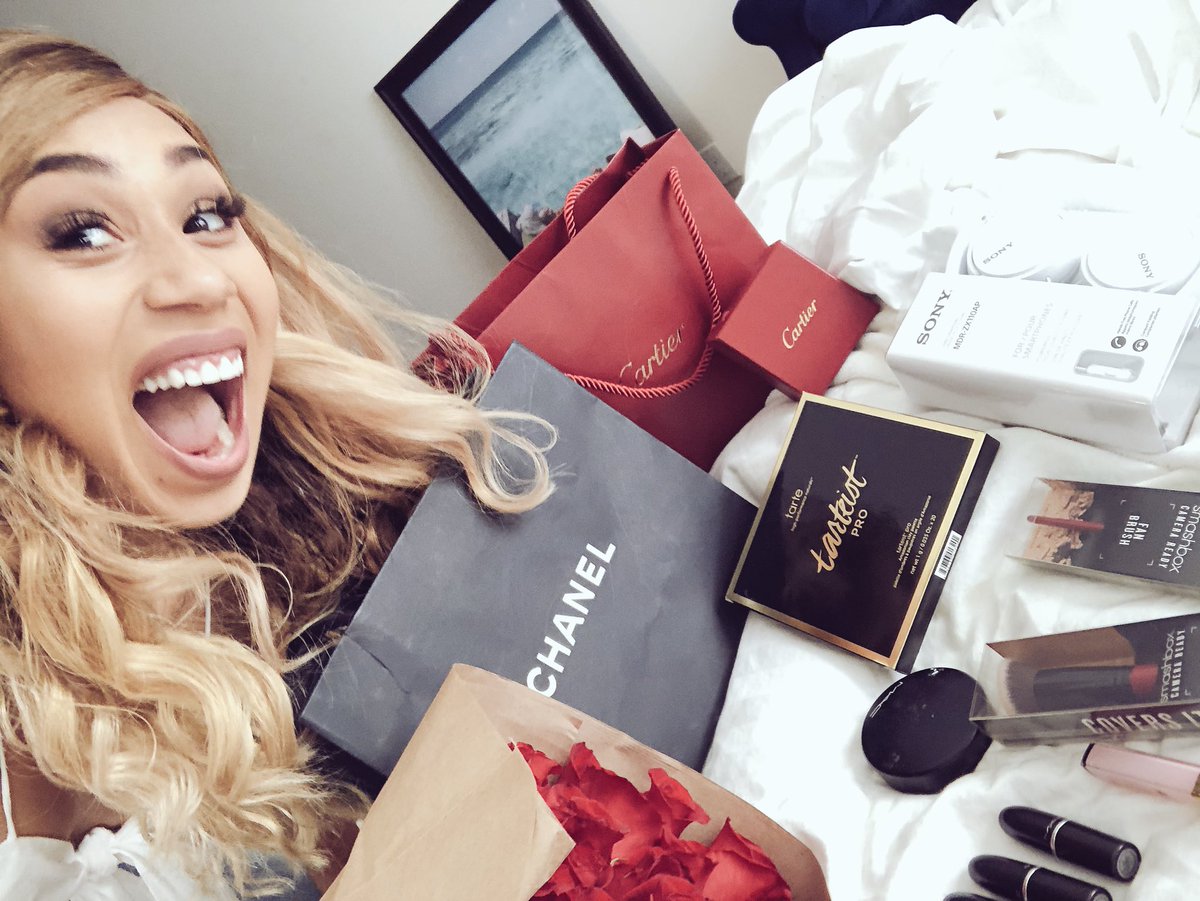 lifeaseva's tweet photo. Omg he really did it wtf 😵😵😍😍😍 https://t.co/nq4oogtSEX