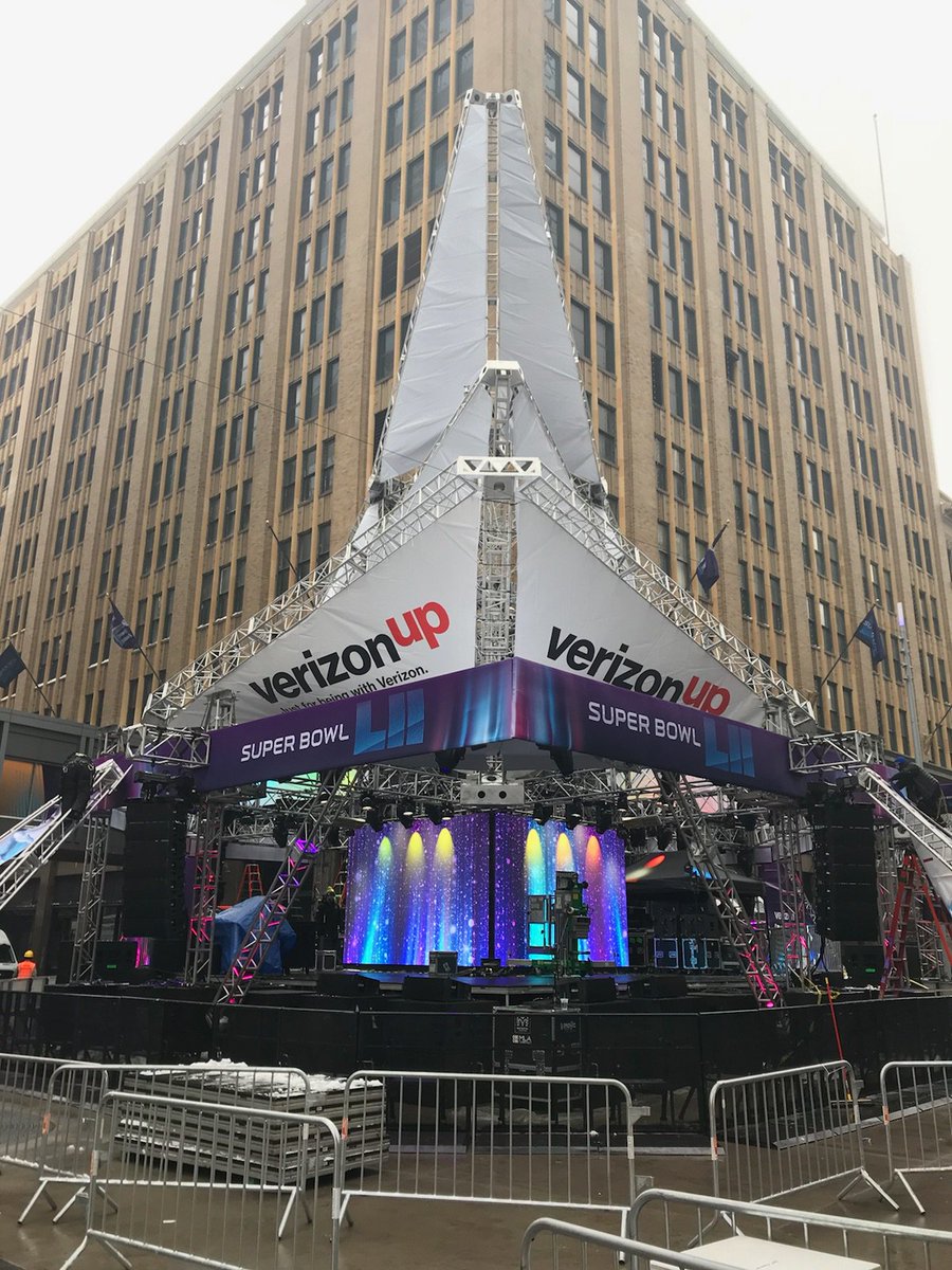 Profgampo's tweet photo. Here is the stage. 

Outside.

Free. 

Hometown.

🔥🔥🔥🔥🔥 https://t.co/3gyQyZoKx7
