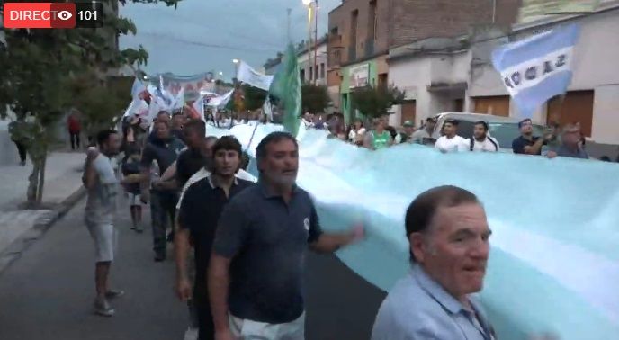 izquierdadiario's tweet photo. [VIVO] #Fanazul: la marcha que pocos muestran contra el cierre de Fabricaciones Militares en Azul. El pueblo salió a las calles: https://t.co/l4K2DD1SdI https://t.co/LG5SmDFEJO