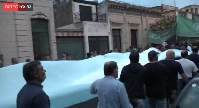 izquierdadiario's tweet photo. [VIVO] #Fanazul: la marcha que pocos muestran contra el cierre de Fabricaciones Militares en Azul. El pueblo salió a las calles: https://t.co/l4K2DD1SdI https://t.co/LG5SmDFEJO