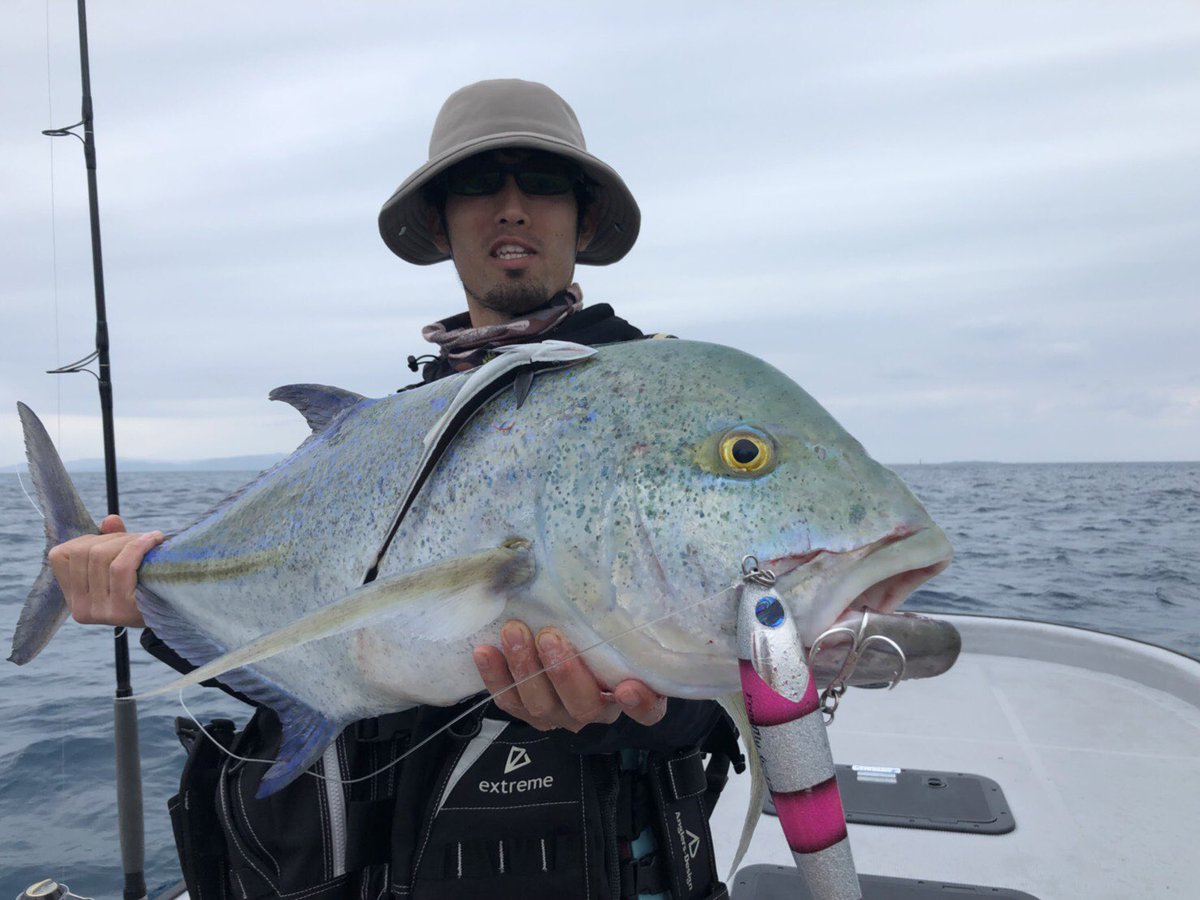 ヒロ A Twitteren 昨日は 石垣島レジャーガイド エスケープ にてgt狙い Gtは出ませんでしたが トップに出たのは綺麗なカスミアジとスマ 6 5キロありました ルアーは Atollのフラックフライ ペンシルでした Atoll 石垣島 エスケープ 遊漁船 フラック