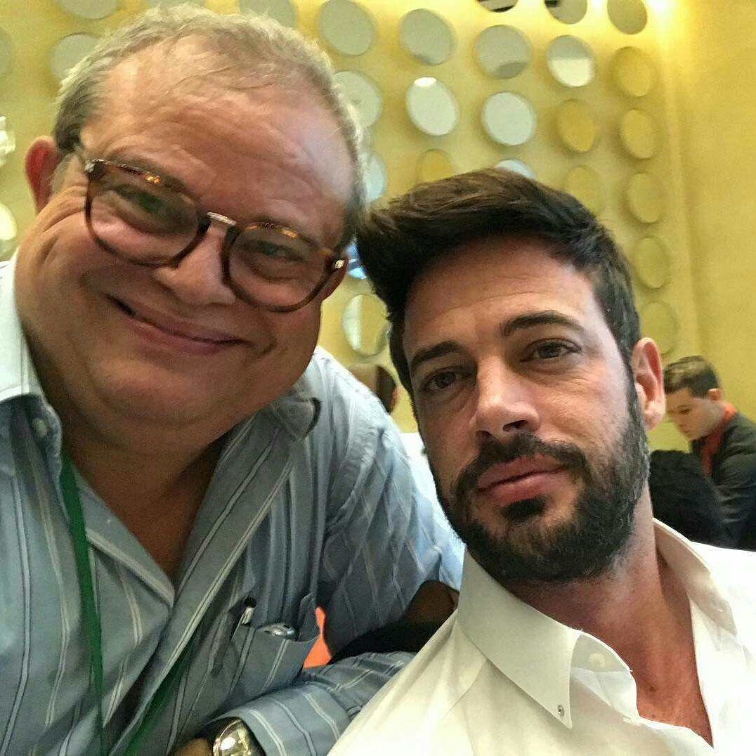 WLW_ARGENTINA's tweet photo. VÍA @alfonsoquinones - Hace un rat0 William Levy me insistió mucho en fotografiarse conmigo. Ño! Yo accedí. Lol! Jajajaja. Como se ve yo sé lo pedí. Un honor con ese cubanazo. En serio. #fdcg - @willylevy29 https://t.co/ElU4FlvHDY