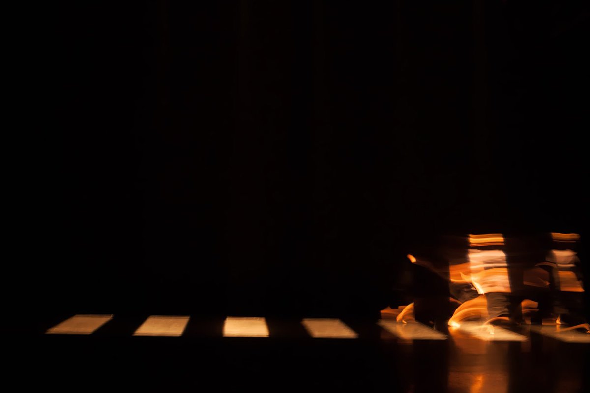 MichelleMan6's tweet photo. @the_ALD @SaveTungsten #ALDtungsten #associationoflightingdesigners #savetungsten @SaveTungsten only Tungsten gives this quality of refraction to the dancing body https://t.co/aydGXex5Jr