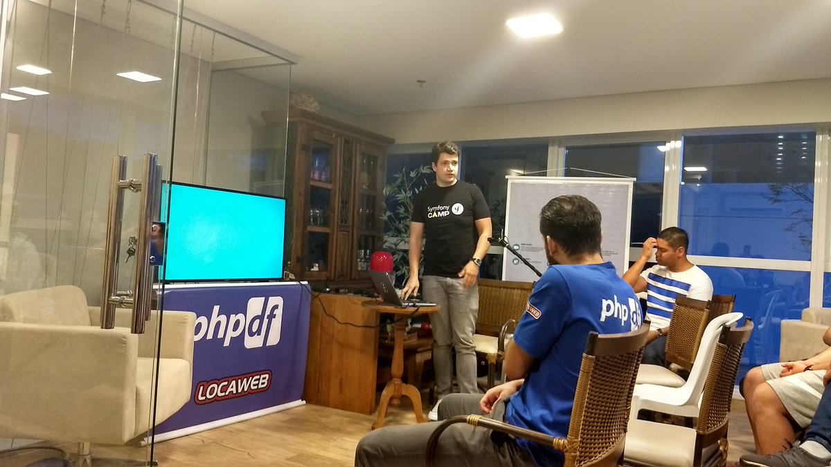 phpdf_'s tweet image. E a primeira super apresentação foi do @renatomefi, introduzindo o Symfony 4 Flex para a plateia! #phpfc do #phpdf