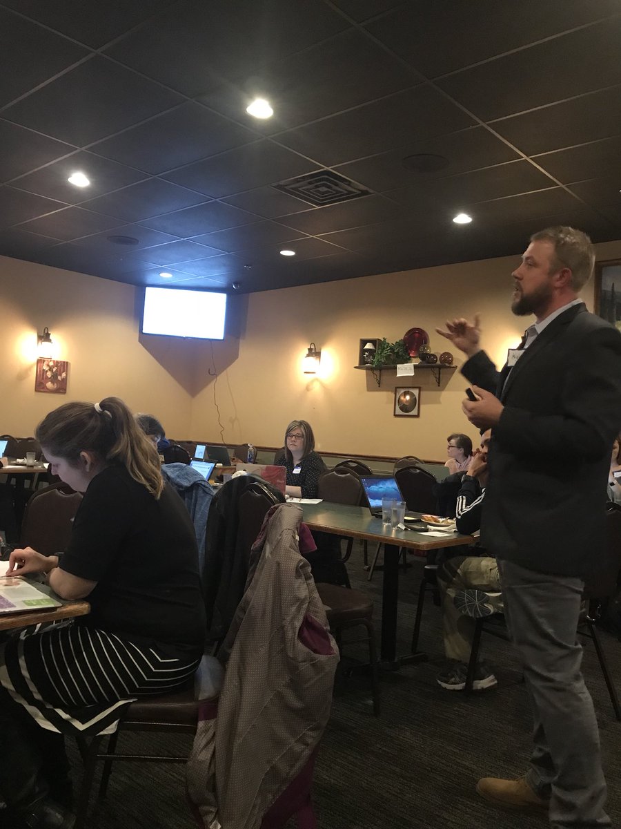 DeICE_IL's tweet photo. @KyleCBlock is currently talking about interactive ways to use #googleslides in his Hello Google! presentation. #DeICE_IL https://t.co/PTZx4XMy59