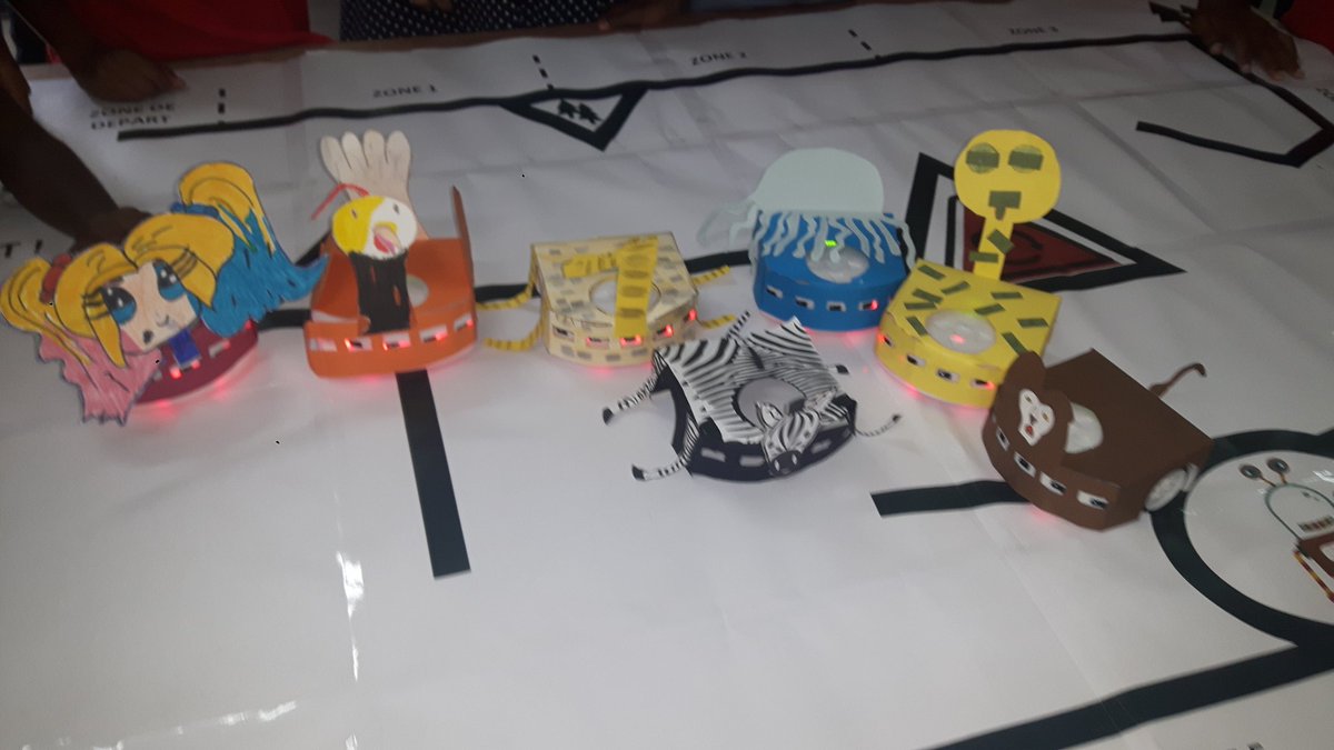 daventura972's tweet photo. Le CM2 de l'école Couronne Lourel du Vert-Pré a participé au défi Escape Bot au collège Constant Le Ray #semdunum #escapebot #constantleray https://t.co/EUAPlAs0me