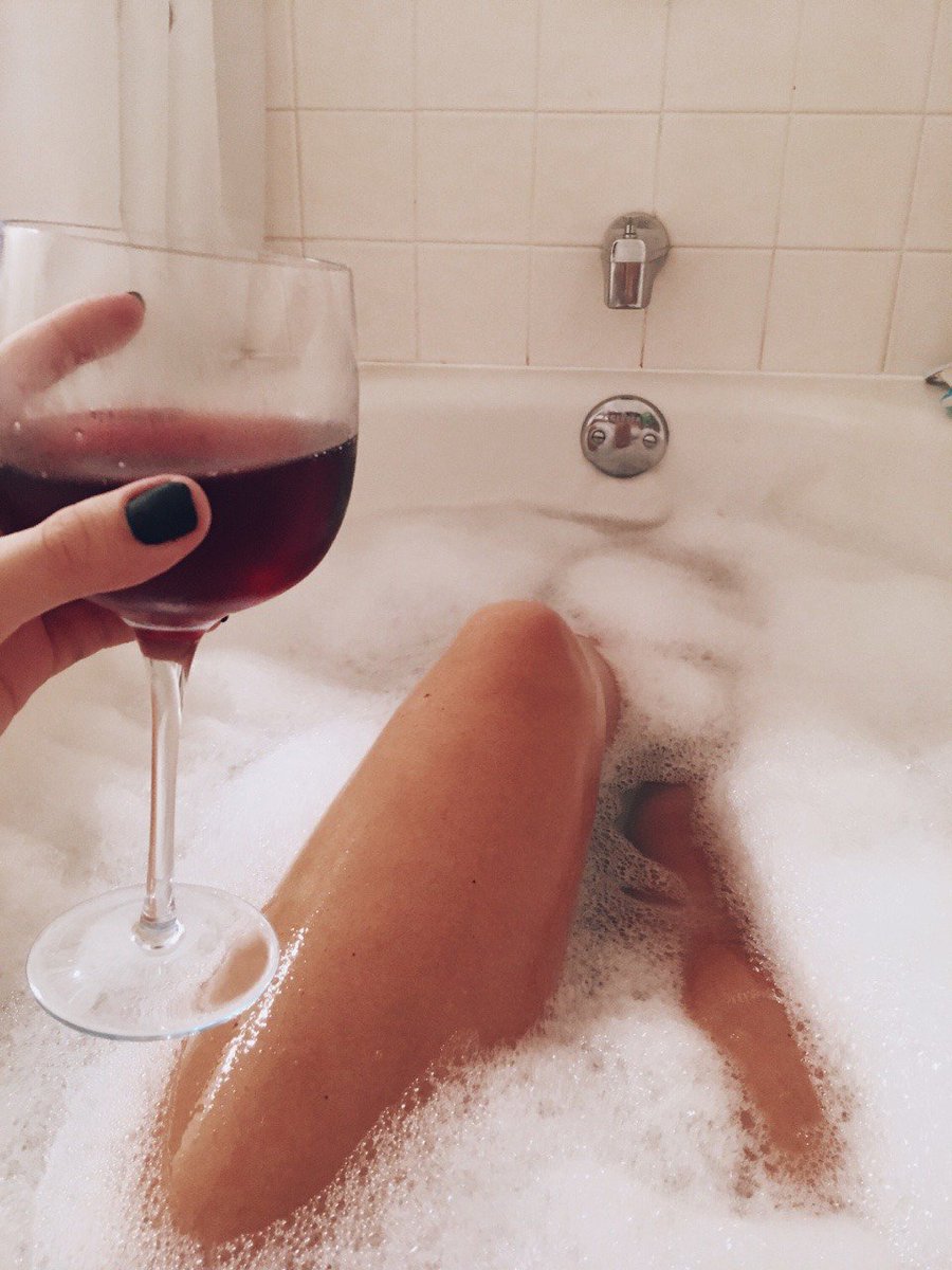 KneippUSA's tweet image. Love thy self, soak thy self. 🛀 Don’t miss the awesome #bathtimeessentials on sale at kneipp.com right now: bit.ly/2kRlDSe
#BeBeautiful
📷  #e-c-h-a-p-p-e-r