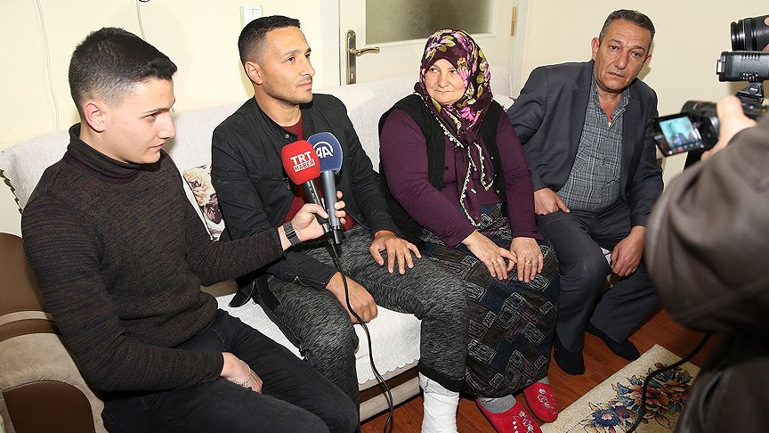 stargazete's tweet photo. Zeytin Dalı Harekatı'nda yaralanan tankçı uzman çavuş Akpunar: Vatan bizi bekliyor gitmem lazım https://t.co/LY08MCDPBm https://t.co/jAv9n7rlEJ