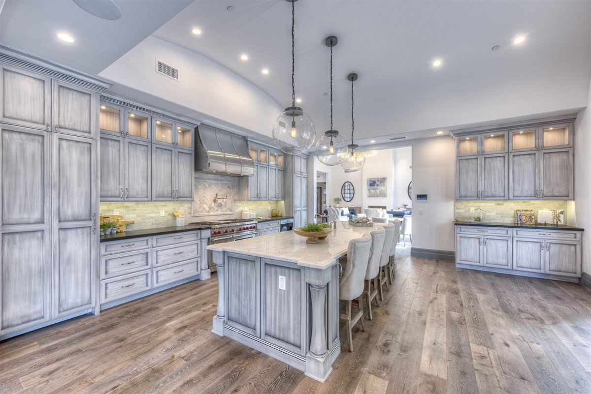 onesourceint's tweet image. There's something really satisfying about a well-appointed kitchen. #tbt this custom install and one of our biggest 2017 projects.
Flooring, backsplash and countertop install by OneSource Flooring &amp;amp; Interiors