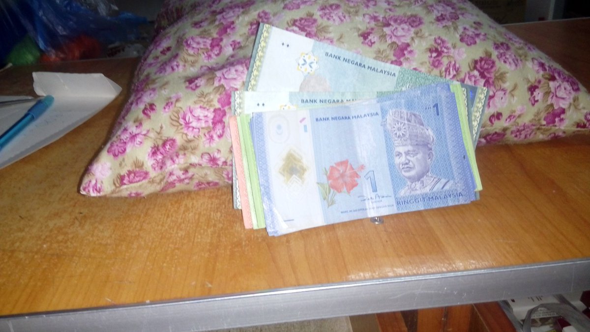BatangPussy's tweet photo. Ni gaji i sehari rm200 https://t.co/XXke5UIpio