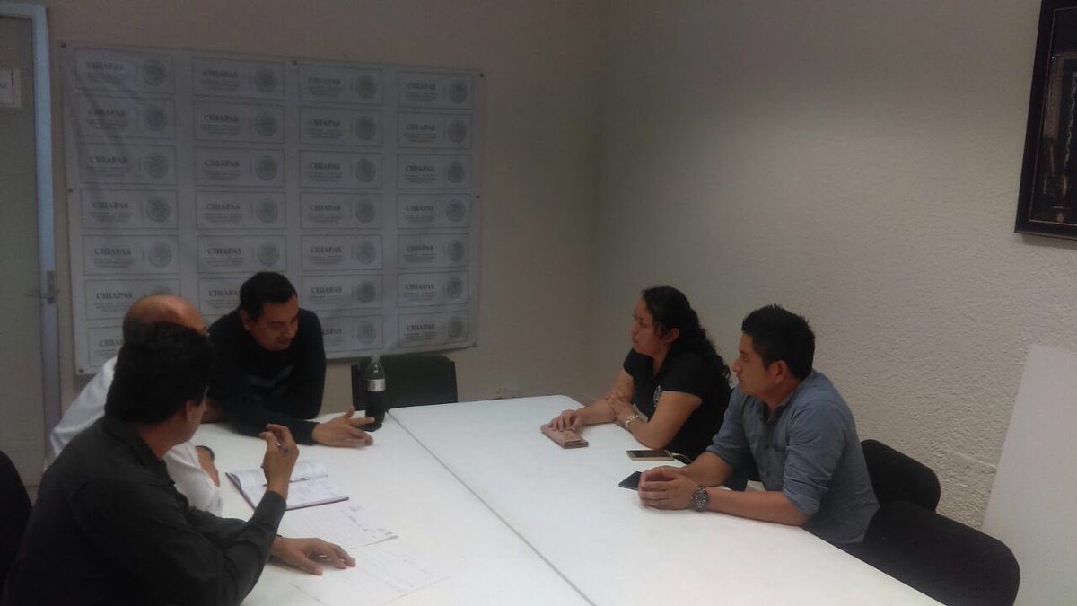EDGARLARGHER's tweet photo. Reunión de trabajo con la Secretaria General Nayani del Carmen Carbajal Mendoza y Emanuel Hernández Perez del Sindicato de Acuagranjas los Lagos S.A de C.V. #Chiapas temas abordados #SeguridadYSalud en el #Trabajo #CapacitaciónYAdiestramiento #CondicionesGenerales del Trabajo https://t.co/4ElUUgCaeu