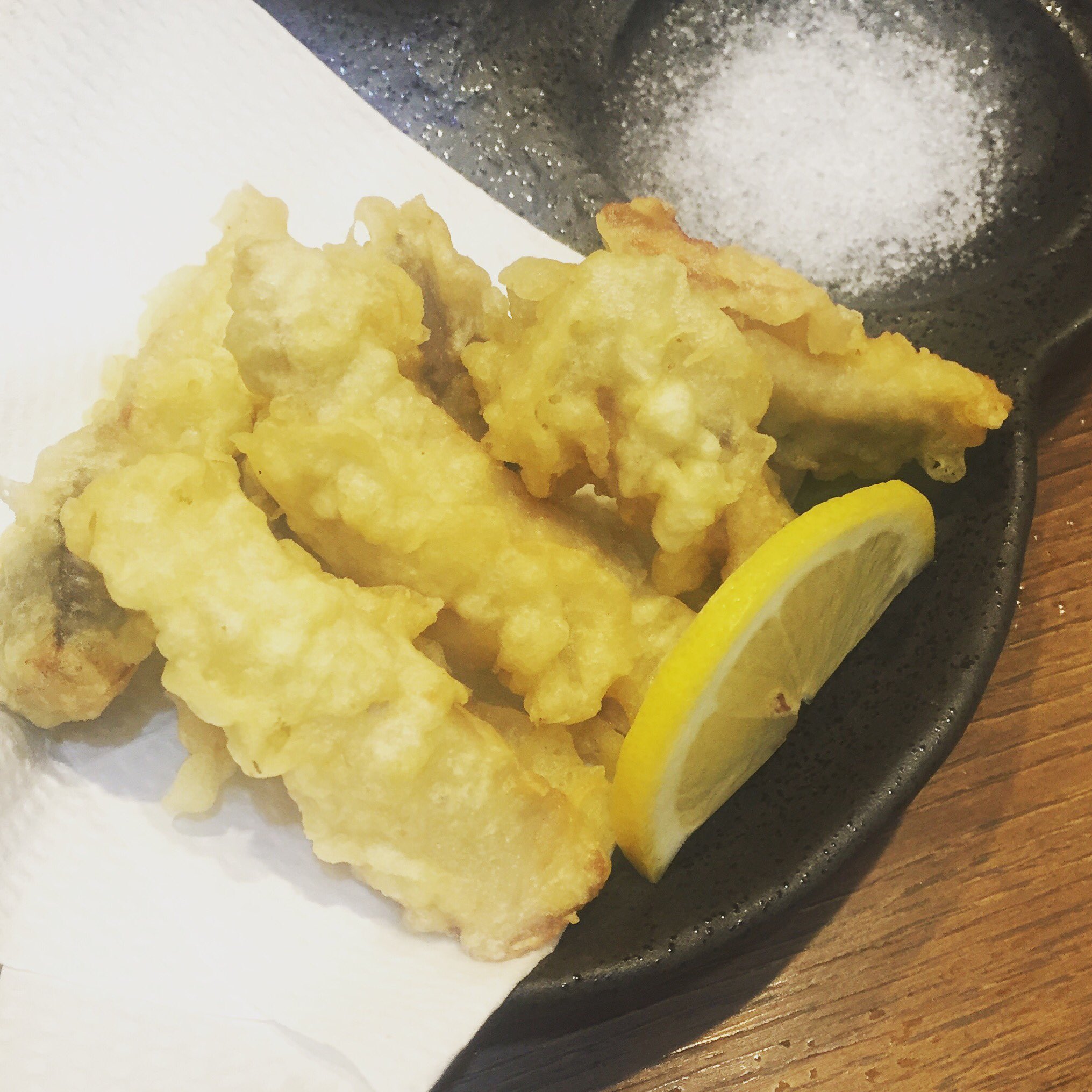 うに小屋 渋谷 高田馬場 今が旬 寒ブリを天ぷらに 脂ののった鰤をサッとレアに仕上げた 激ウマ天ぷらです ビールも日本酒もすすむすすむ ちょっぴり飲み過ぎてもokな週末 ぜひうに小屋へ 美味しい日本酒そろって〼 うに小屋 渋谷店 17 30 23