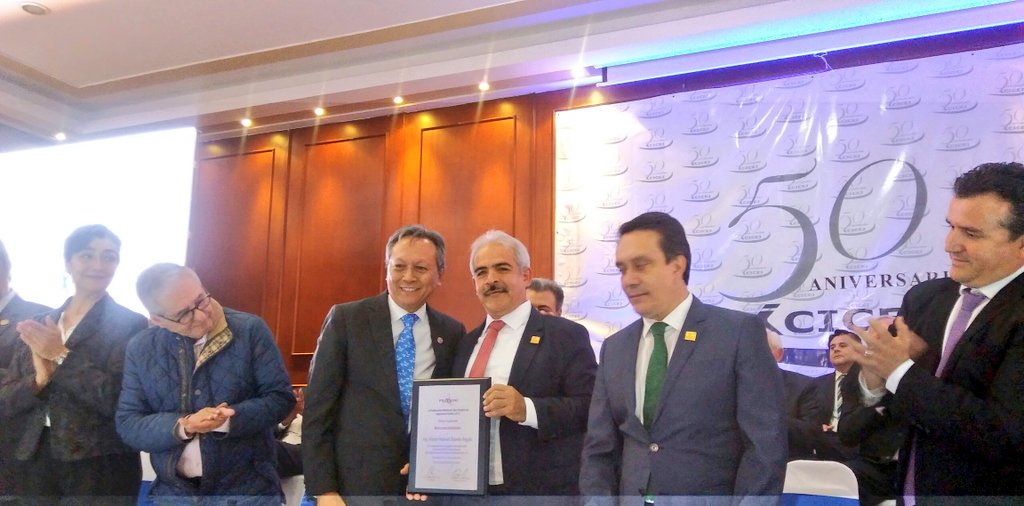 1HectorZepeda's tweet photo. Agradezco enormemente a @IngCPoon presidente @FEMCIC1 el haberme otorgado un reconocimiento como Presidente saliente de @cicej. Bienvenido estimado, mi gratitud con ustedes y les reitero mi compromiso. https://t.co/nEux50OxGr