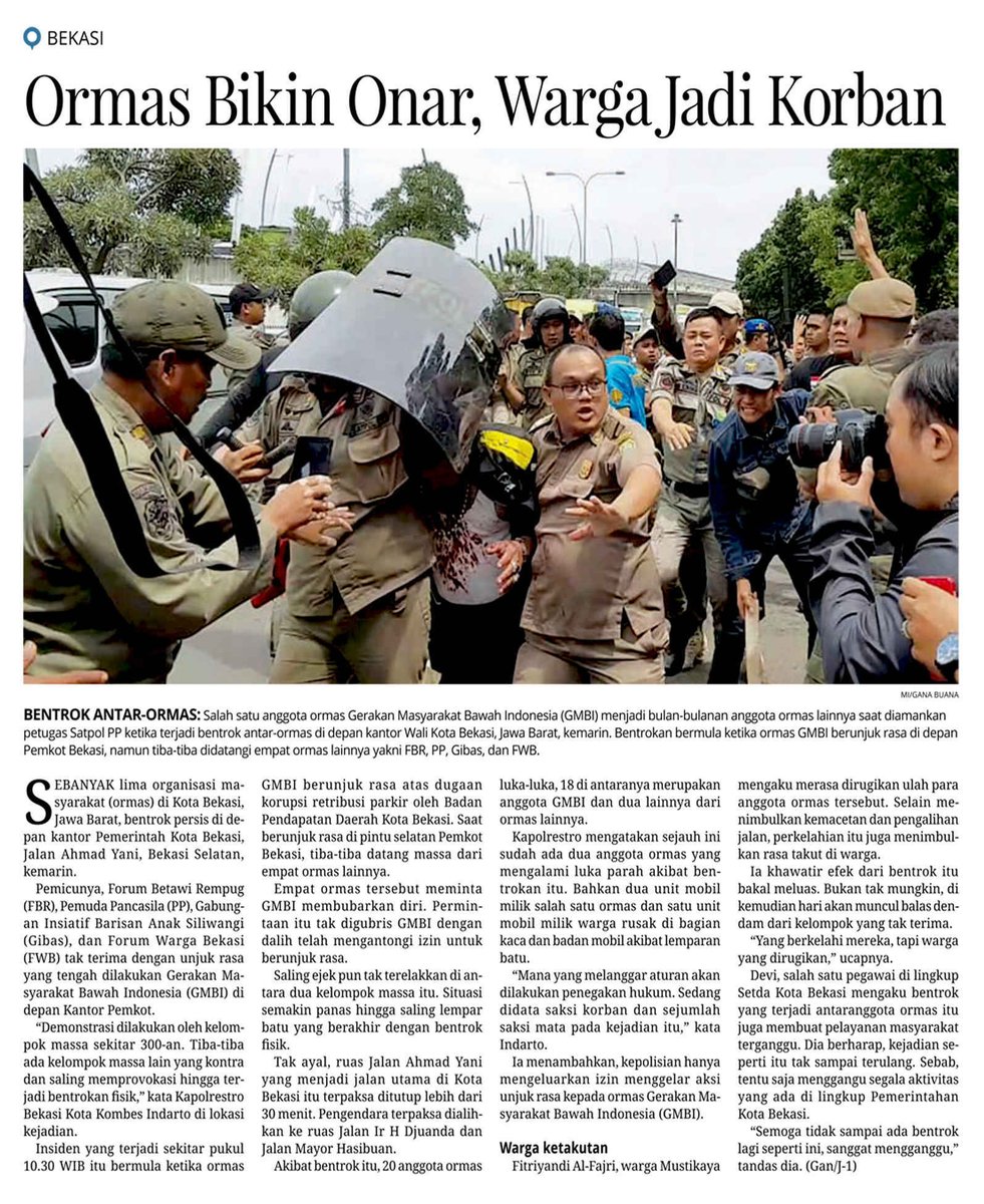 mikomunitas's tweet photo. Bentrokan bermula ketika ormas GMBI berunjuk rasa di depan Pemkot Bekasi, namun tiba-tiba didatangi empat ormas lainnya yakni FBR, PP, Gibas, dan FWB.
#EpaperMI #Ormas #Bekasi https://t.co/hJ5dItod5D