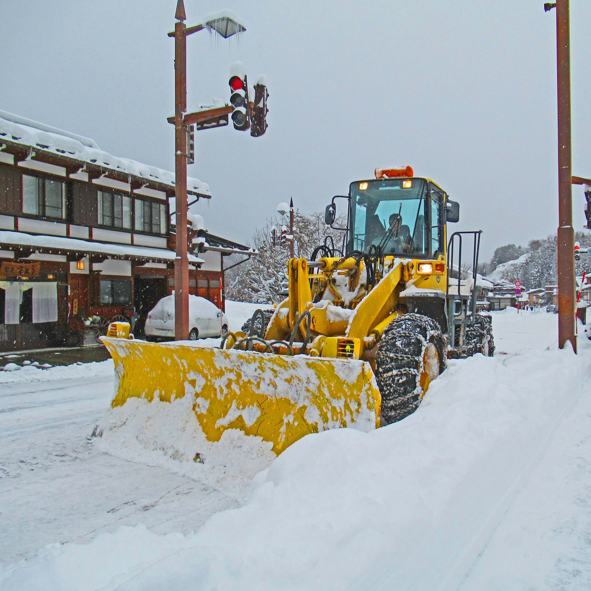 スリープキューブ和多屋 除雪車カッコいい 不安な雪の中にいると 除雪車が救世主みたいに見えてくる しっかり除雪したあとは 道路がガリガリ君になって滑るけん 気をつけて スリープキューブ和多屋 和多屋 マニステージ福岡 和多