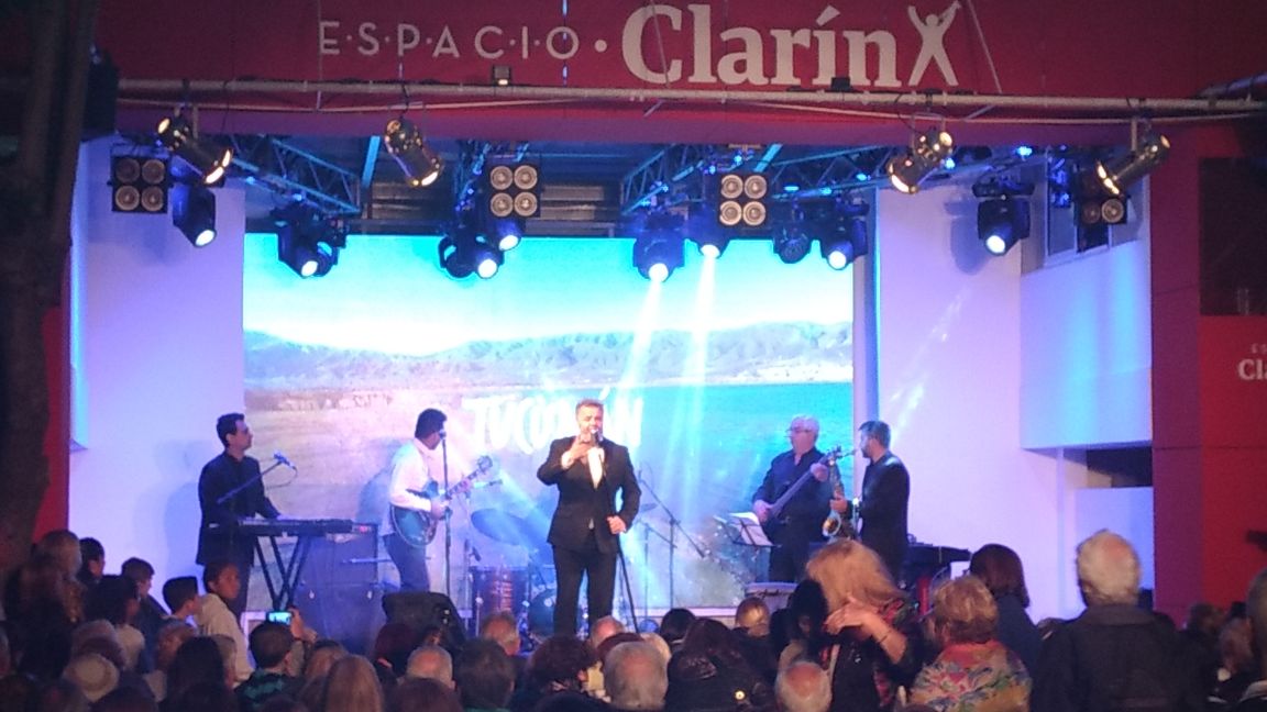 TucumanTurismo's tweet photo. @ElTucuLeandro cierra esta exitosa noche de #Tucumán en Mar del Plata como representante del folclore! El @EspacioClarinOk fue colmado de personas que se acercaron a disfrutar de nuestras tradiciones, cultura, sabores y mucho más! #TucumánTuDestino #mdp2018 #verano2018 https://t.co/ZpgO2heTn7