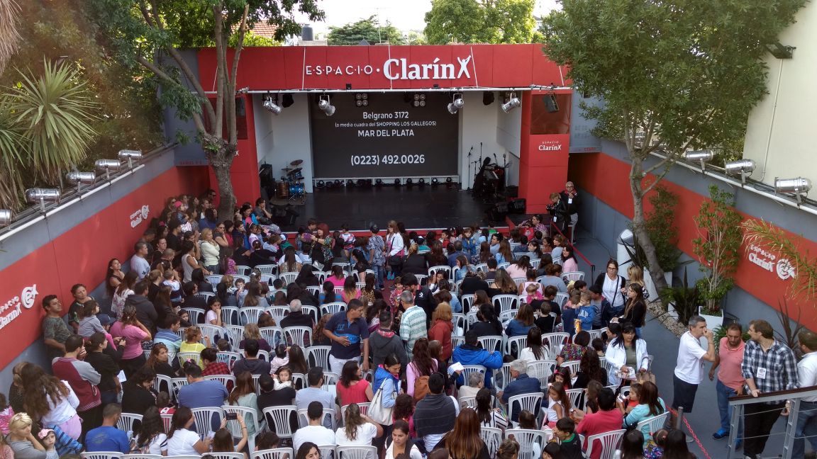 TucumanTurismo's tweet photo. @ElTucuLeandro cierra esta exitosa noche de #Tucumán en Mar del Plata como representante del folclore! El @EspacioClarinOk fue colmado de personas que se acercaron a disfrutar de nuestras tradiciones, cultura, sabores y mucho más! #TucumánTuDestino #mdp2018 #verano2018 https://t.co/ZpgO2heTn7