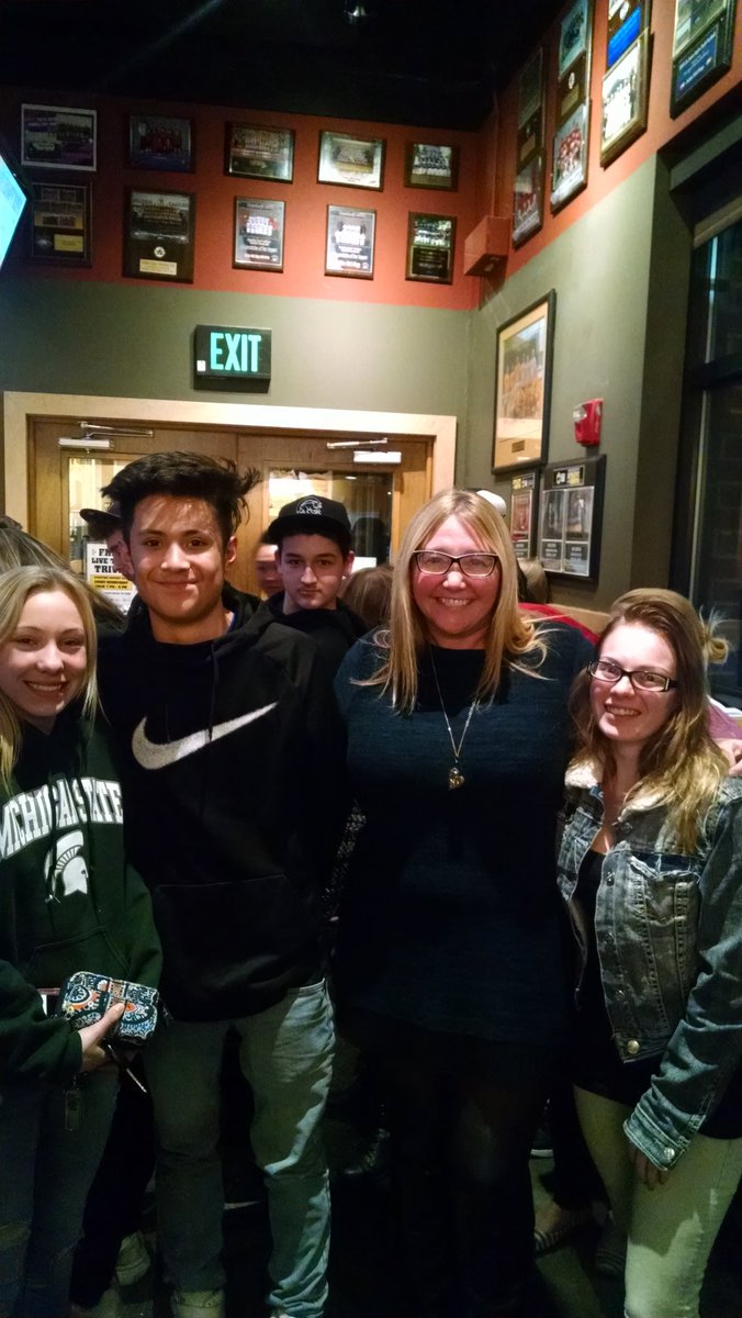 Star1055's tweet photo. This crowd is minutes away from a #wingeating competition @BWWings #algonquin. Come out for #SpiritNight w/ @DundeeCrownHS and help schools in NW Burbs. @tylercoxradio https://t.co/gUKEoO3shQ