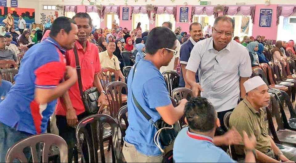 BN4Rakyat's tweet photo. #NegaraKu #Malaysia #P083 - Minggu yang amat sibuk untuk DS @AbHamid32 https://t.co/mkBDqI9q7h Penyampaian Bantuan Awal Persekolahan 2018 di beberapa sekolah di Parlimen #Kuantan. #Bajet2018 https://t.co/TJaGh8z0HJ