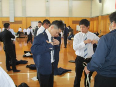 愛媛県警察 Twitterren 採用説明会を開催しました 先日 警察学校で警察 官採用内定者に対する採用説明会を開催しました 内定者は４月１日からの採用に向けて 警察学校の見学 食堂での昼食体験 制服採寸等をしたり 学校生活について説明を受けたりして