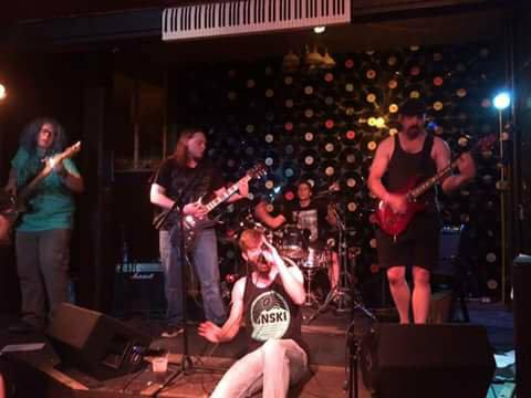 CreatingASinner's tweet image. And of course the lead singer is sitting down on the job... 😂 #creatingasinner #justkeepsinning #Buffalo #localmusic #BeerBods  #talent #NowHiring #professional  lol